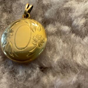 Antique Gold Floral Pendant Necklace. This dear little locket opens up see pics